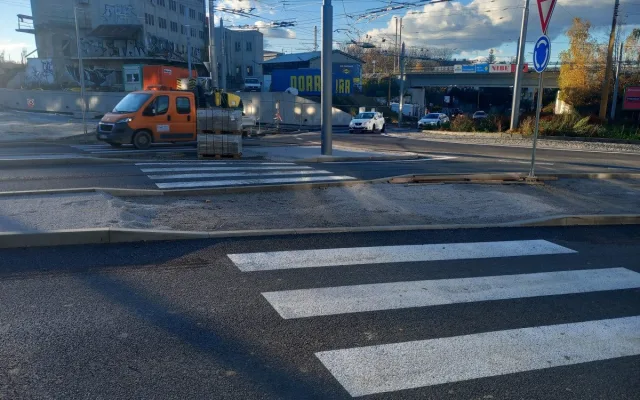 FOTO: Křižovatka u Sila je opět plně průjezdná, chodci musí koukat pod nohy