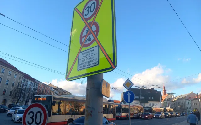 Jihlavské náměstí bude průjezdné ještě deset dní. Čtenáři by tam auta nechali