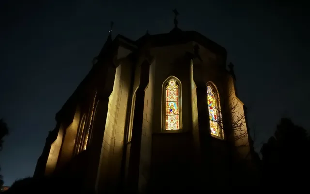 VIDEO: Jihlavská kaple se večer otevřela veřejnosti. Prohlídka zajímala stovky lidí