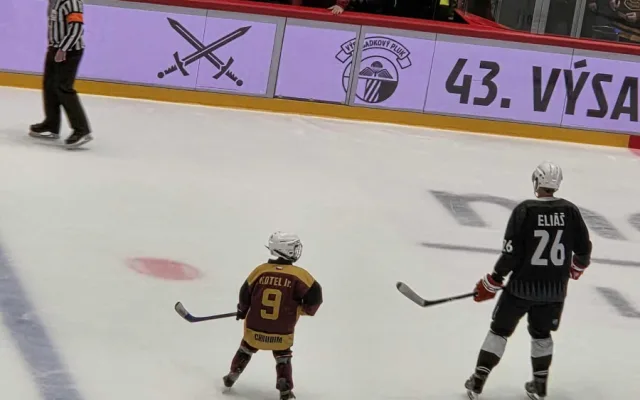 VIDEO: Armádní exhibice v Horácké aréně začala. Úvodní buly vhodil prezident Pavel
