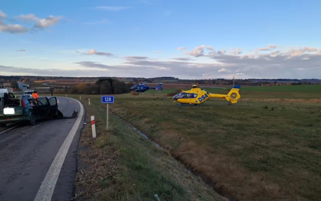 Dnešní nehoda tří aut u Lukavce skončila tragicky, silnice je uzavřená