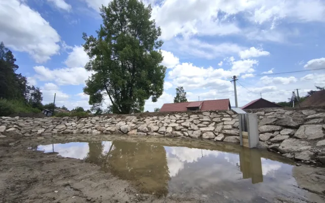 FOTO: Oceněná Cejle na Jihlavsku buduje park s rybníčkem. Podívejte se, jak vzniká
