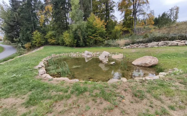 FOTO: Oceněná Cejle na Jihlavsku buduje park s rybníčkem. Podívejte se, jak vzniká