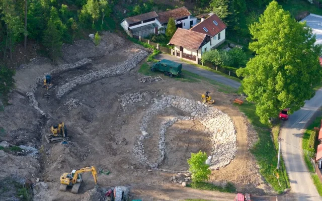 FOTO: Oceněná Cejle na Jihlavsku buduje park s rybníčkem. Podívejte se, jak vzniká