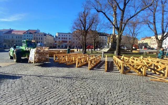 FOTO: Na jihlavském náměstí staví konstrukci pro kluziště. Bruslení bude zdarma