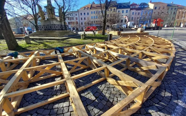 FOTO: Na jihlavském náměstí staví konstrukci pro kluziště. Bruslení bude zdarma