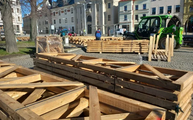 FOTO: Na jihlavském náměstí staví konstrukci pro kluziště. Bruslení bude zdarma