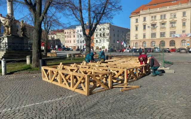 FOTO: Na jihlavském náměstí staví konstrukci pro kluziště. Bruslení bude zdarma