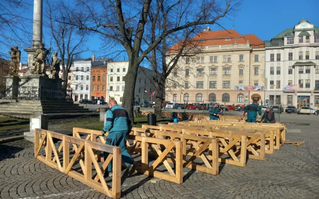 FOTO: Na jihlavském náměstí staví konstrukci pro kluziště. Bruslení bude zdarma