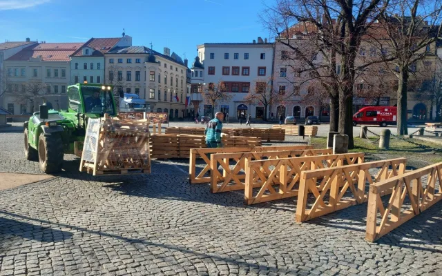 FOTO: Na jihlavském náměstí staví konstrukci pro kluziště. Bruslení bude zdarma