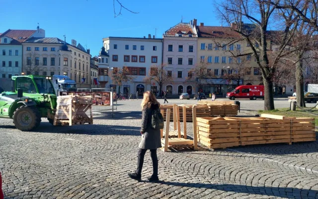 FOTO: Na jihlavském náměstí staví konstrukci pro kluziště. Bruslení bude zdarma