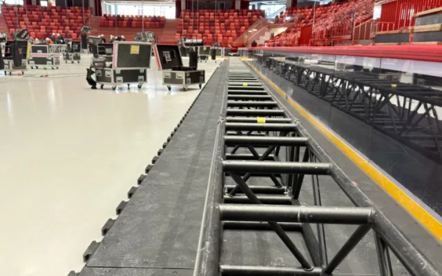FOTO: Horácká aréna se chystá na sobotní show. Do města má přinést 50 miliard korun
