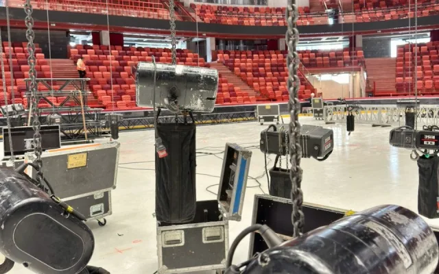 FOTO: Horácká aréna se chystá na sobotní show. Do města má přinést 50 miliard korun