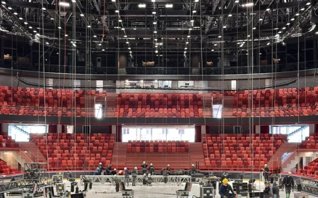 FOTO: Horácká aréna se chystá na sobotní show. Do města má přinést 50 miliard korun