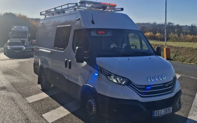 Policisté na dálnici sledovali řidiče kamionů, zastavili i ženu bez pod vlivem drog