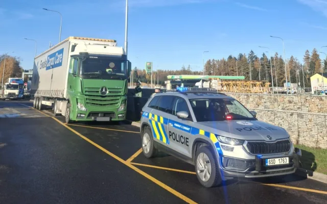 Policisté na dálnici sledovali řidiče kamionů, zastavili i ženu bez pod vlivem drog
