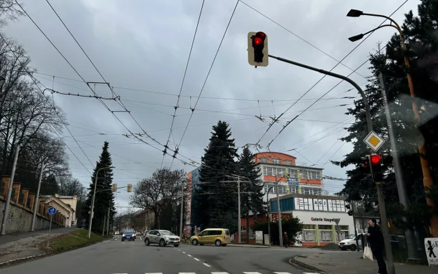 Vylepšené semafory v Jihlavě. Budou umět reagovat na aktuální dopravní situaci