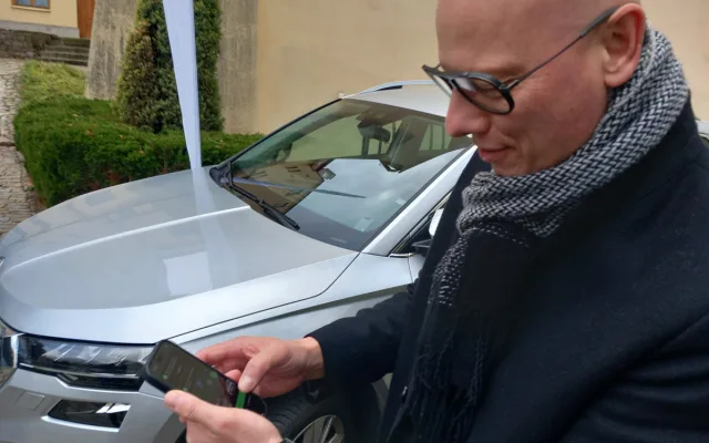 VIDEO: Půjčit si v Jihlavě sdílené auto je jednoduché a za parkování se neplatí