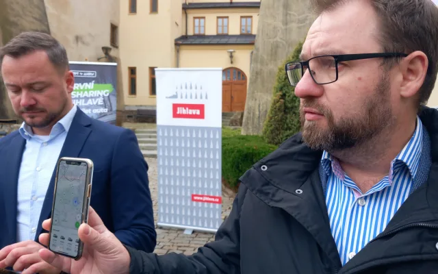 VIDEO: Půjčit si v Jihlavě sdílené auto je jednoduché a za parkování se neplatí
