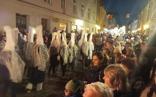 FOTO: Sledujeme příjezd svatého Martina do Jihlavy. Přilákal tisíce lidí