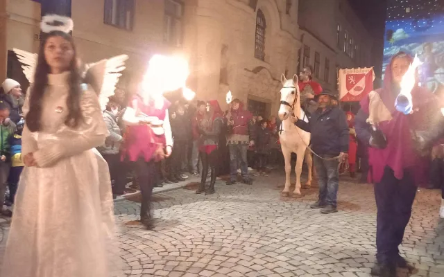 FOTO: Sledujeme příjezd svatého Martina do Jihlavy. Přilákal tisíce lidí
