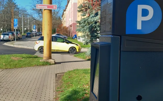 Parkování v Jihlavě XXI: Ve Vrchlického už se opět dá zaparkovat. Díky modrým zónám