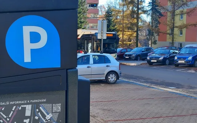 Parkování v Jihlavě XXI: Ve Vrchlického už se opět dá zaparkovat. Díky modrým zónám