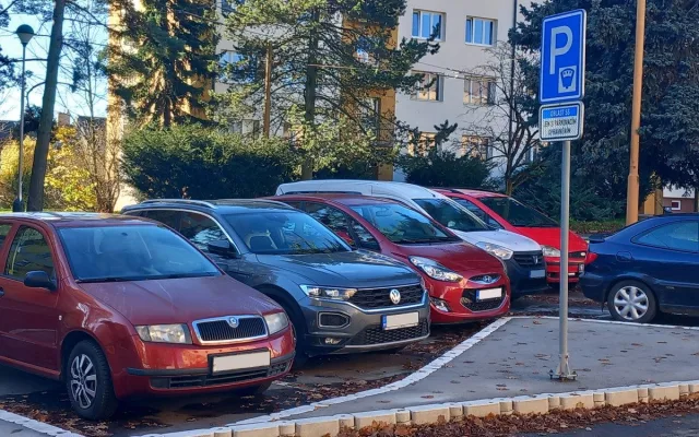 Parkování v Jihlavě XXI: Ve Vrchlického už se opět dá zaparkovat. Díky modrým zónám