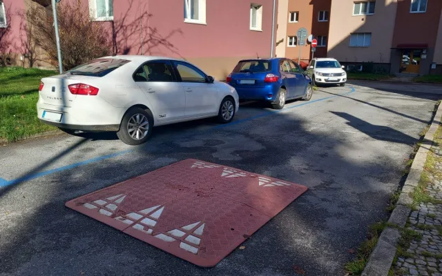 Parkování v Jihlavě XXI: Ve Vrchlického už se opět dá zaparkovat. Díky modrým zónám