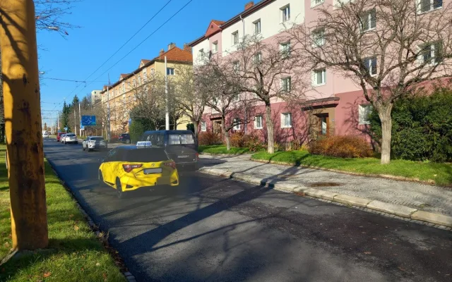 Parkování v Jihlavě XXI: Ve Vrchlického už se opět dá zaparkovat. Díky modrým zónám
