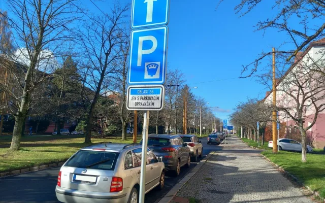 Parkování v Jihlavě XXI: Ve Vrchlického už se opět dá zaparkovat. Díky modrým zónám