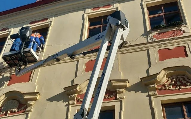 FOTO: Na náměstí v Jihlavě je vánoční strom, svítící ježci na lampách zatím chybí