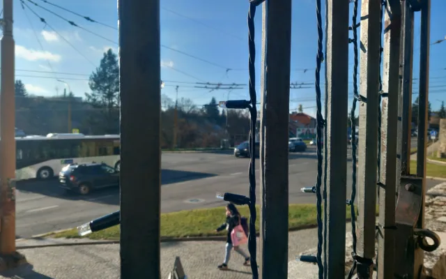 FOTO: Na náměstí v Jihlavě je vánoční strom, svítící ježci na lampách zatím chybí