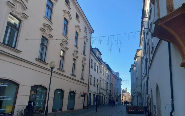 FOTO: Na náměstí v Jihlavě je vánoční strom, svítící ježci na lampách zatím chybí