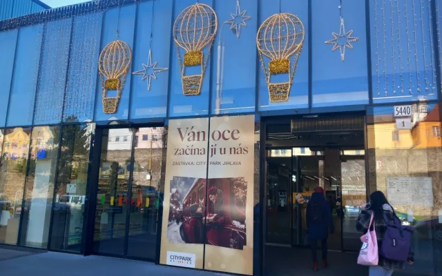 FOTO: Na náměstí v Jihlavě je vánoční strom, svítící ježci na lampách zatím chybí