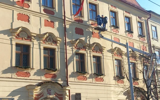 FOTO: Na náměstí v Jihlavě je vánoční strom, svítící ježci na lampách zatím chybí