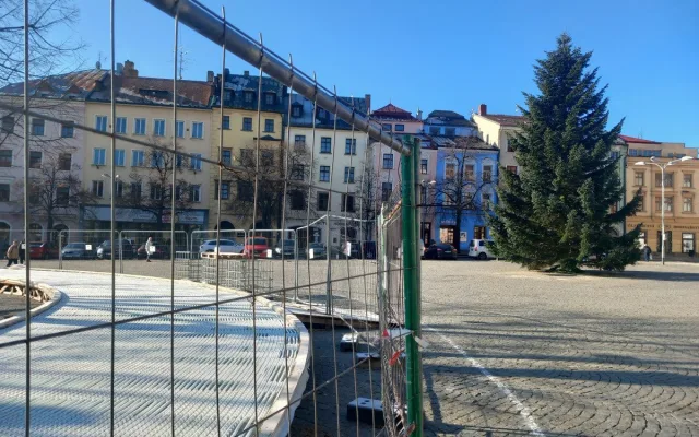 FOTO: Na náměstí v Jihlavě je vánoční strom, svítící ježci na lampách zatím chybí