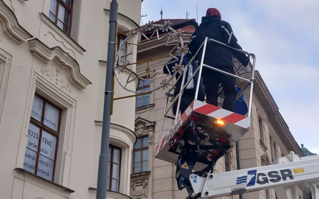 FOTO: Novinka v centru Jihlavy. Na lampách jsou první z padesátky ježků