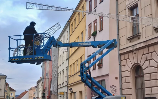 FOTO: Novinka v centru Jihlavy. Na lampách jsou první z padesátky ježků