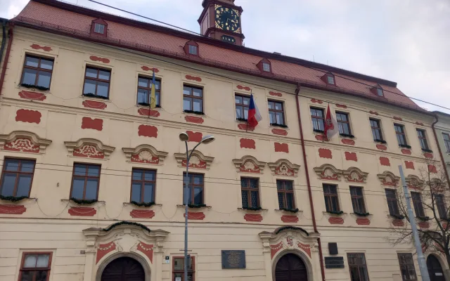 FOTO: Novinka v centru Jihlavy. Na lampách jsou první z padesátky ježků