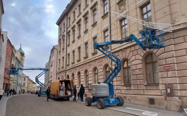 FOTO: Novinka v centru Jihlavy. Na lampách jsou první z padesátky ježků