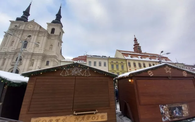 Přípravy na zahájení adventu v Jihlavě jdou do finále. Podívejte se na náměstí