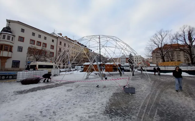 Přípravy na zahájení adventu v Jihlavě jdou do finále. Podívejte se na náměstí