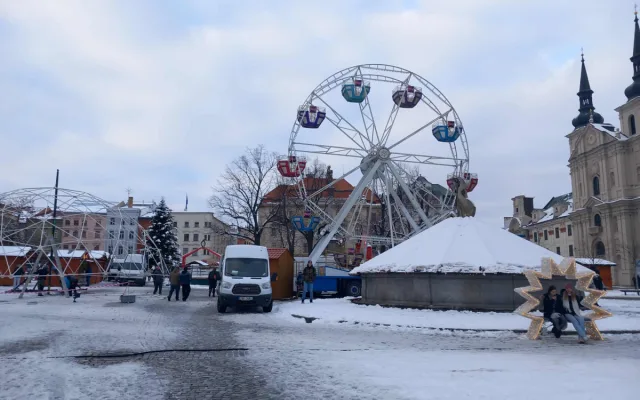 Přípravy na zahájení adventu v Jihlavě jdou do finále. Podívejte se na náměstí