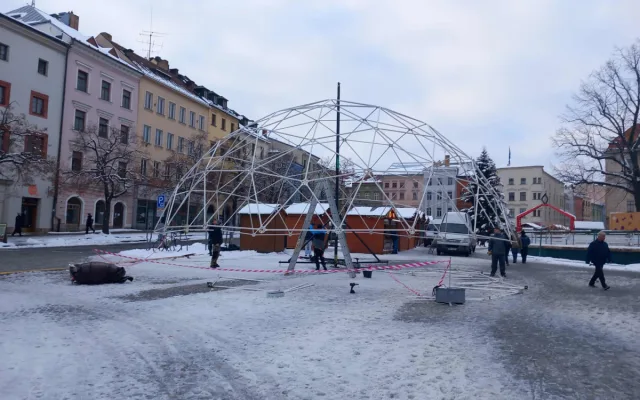 Přípravy na zahájení adventu v Jihlavě jdou do finále. Podívejte se na náměstí