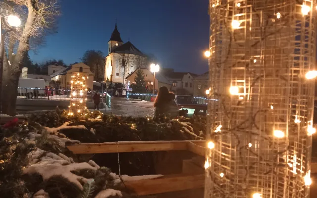 FOTO: Vánoční strom v Lukách už září, má symbolizovat pospolitost v městysi