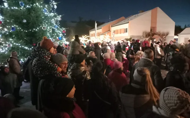 FOTO: Vánoční strom v Lukách už září, má symbolizovat pospolitost v městysi
