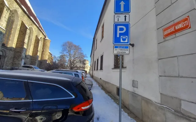 Parkování v Jihlavě XXII: Jakubské náměstí je dle radnice s modrými zónami uklizené