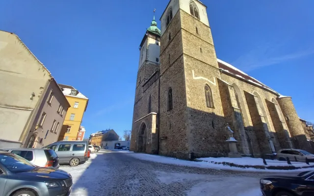 Parkování v Jihlavě XXII: Jakubské náměstí je dle radnice s modrými zónami uklizené