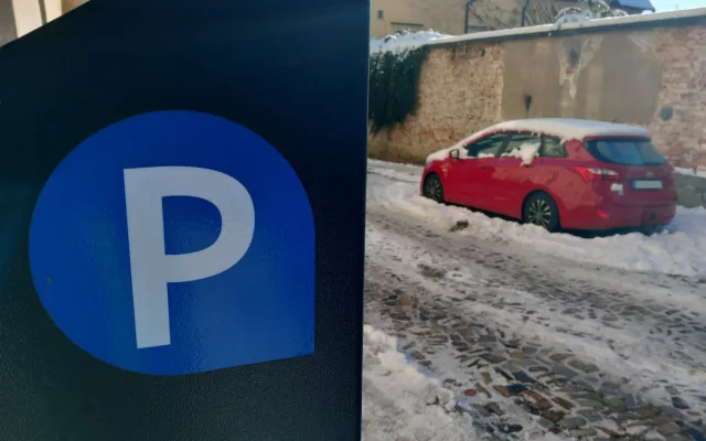 Parkování v Jihlavě XXII: Jakubské náměstí je dle radnice s modrými zónami uklizené